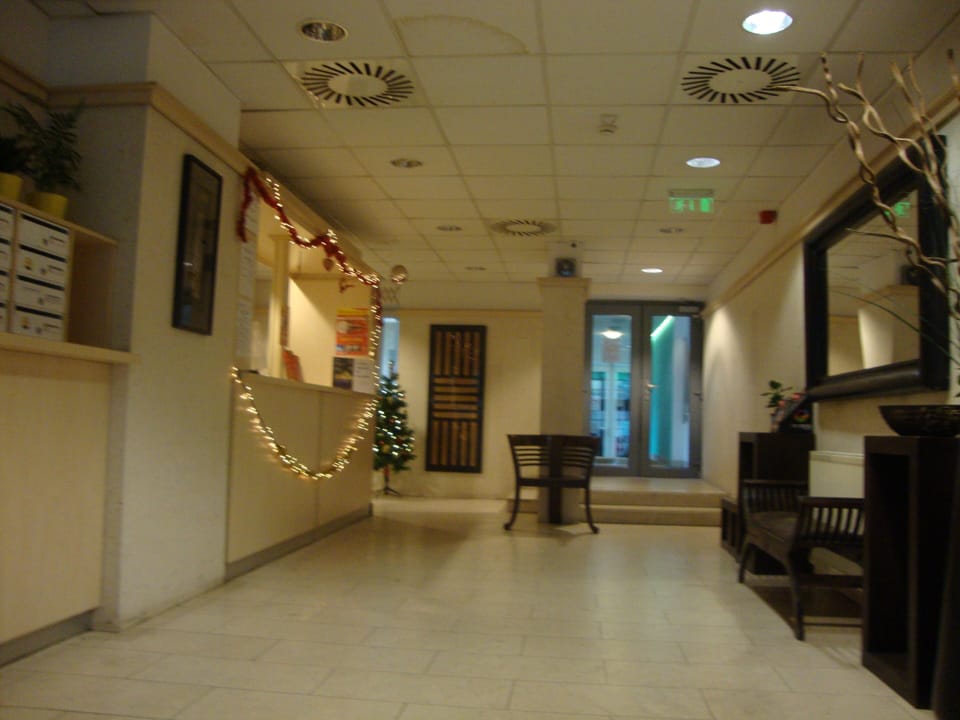 main entrance, beautiful lobby guarded 24/7
