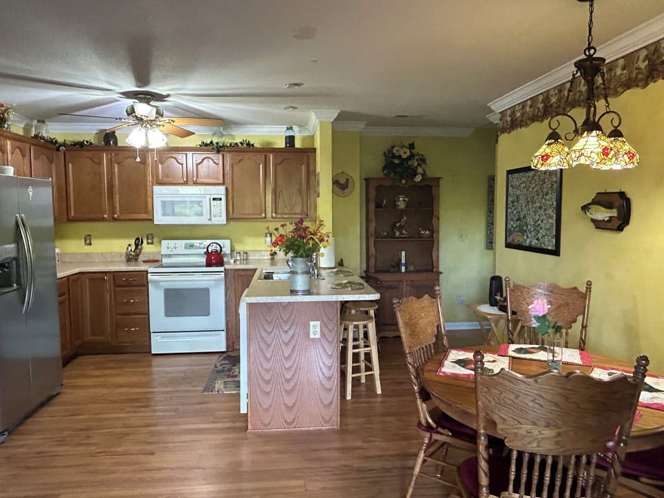 Kitchen/dining for 6