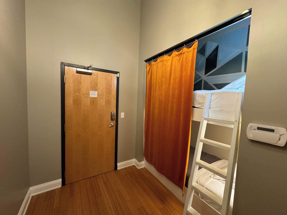 Twin bunk bed no railings