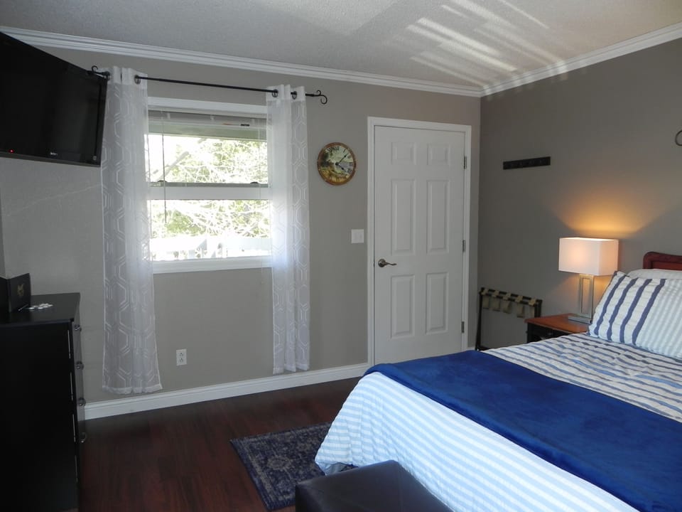 sleeps 2 w/fireplace & juccuzzi, efficiency studio, cozy / inviting/comfortable