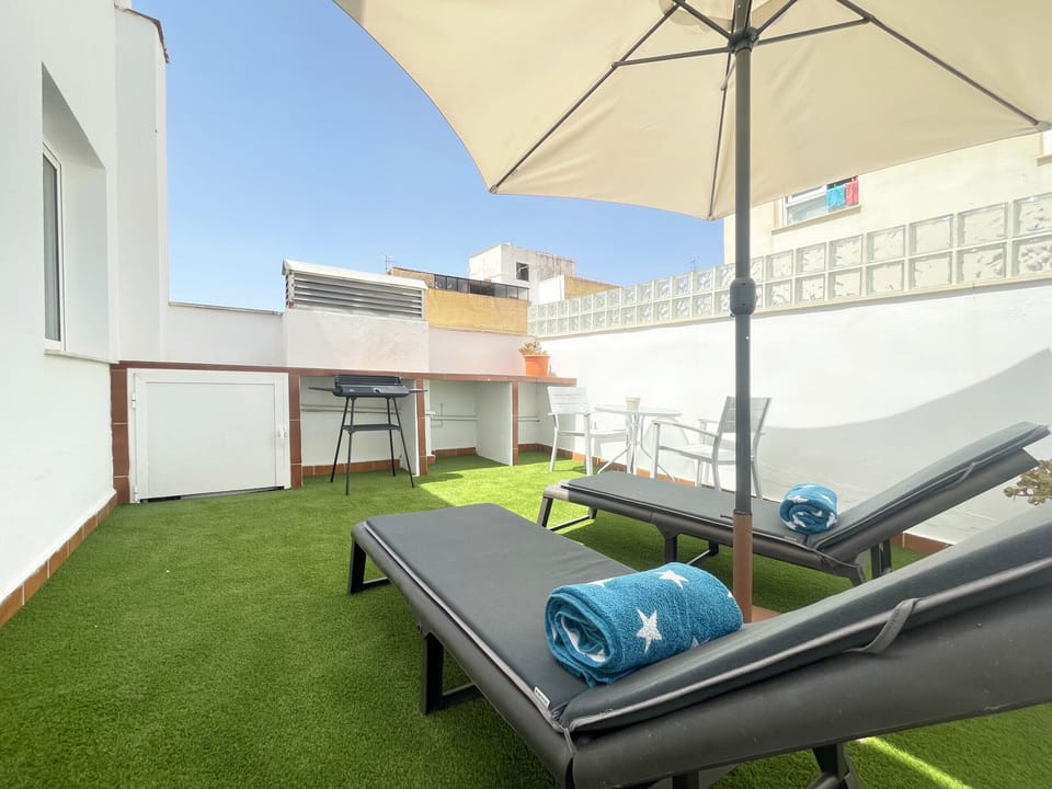 Private outdoor terrace with high-quality artificial turf flooring. Equipped with a solarium area and space fitted for barbecue and storage. Ideal environment for outdoor enjoyment.