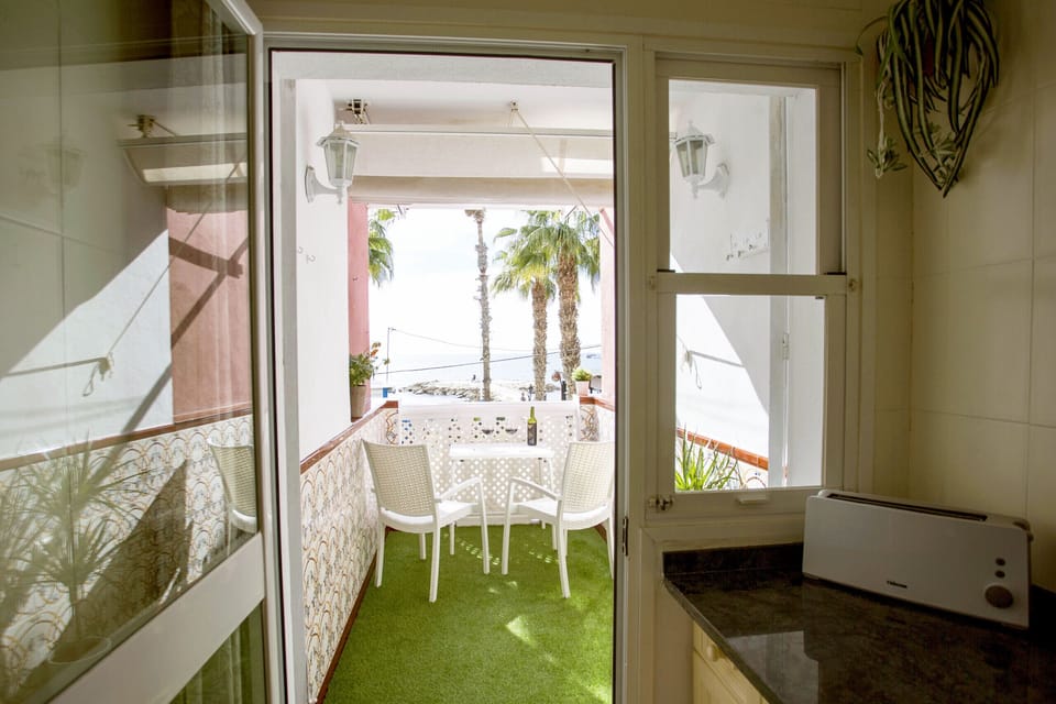 A cozy terrace that combines traditional charm with a tropical touch, ideal for enjoying quiet moments outdoors.