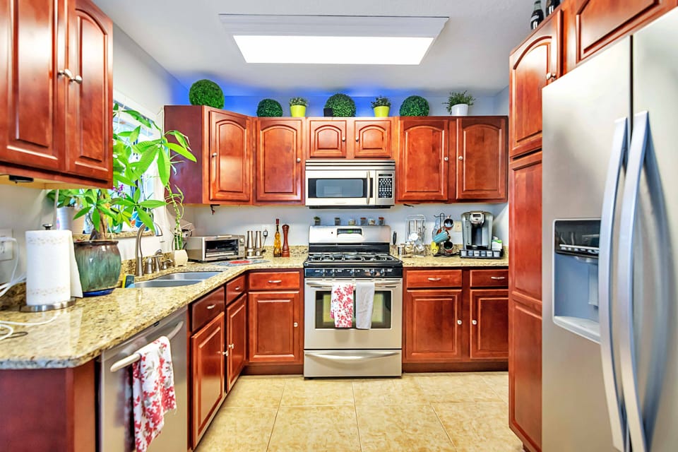 Indoors, Room, Oven, Microwave, Kitchen