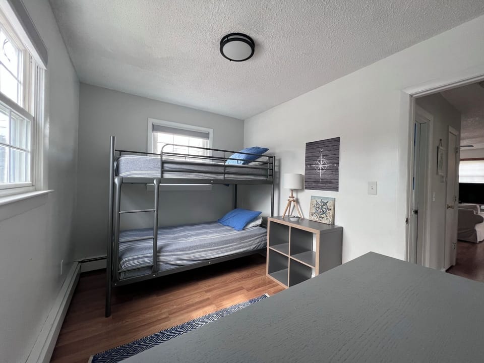 Guest bedroom, "the ship room", twin bunk bed