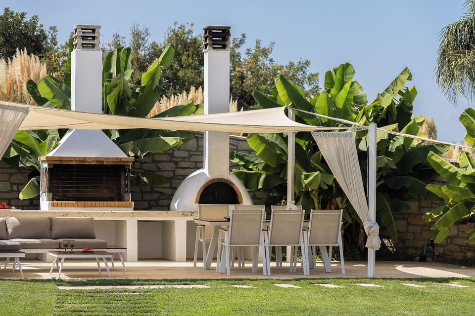 Complimented with ideal BBQ settings. 