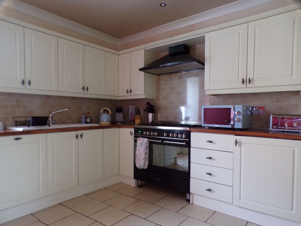 Kitchen with range cooker