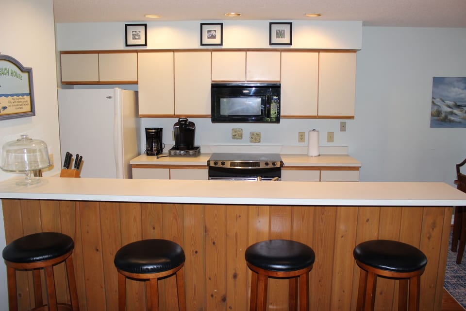 Kitchen with 4 stools.