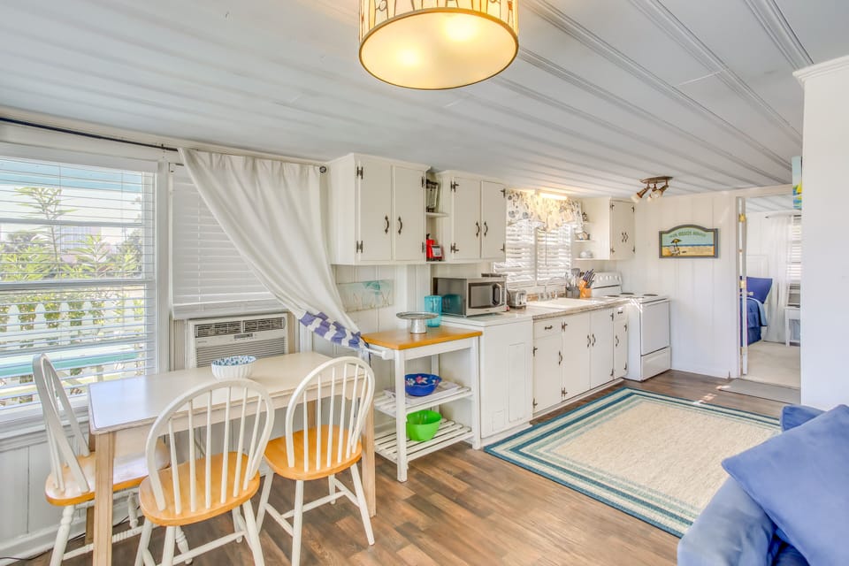 Dining Space & Kitchen | Dishware/Flatware