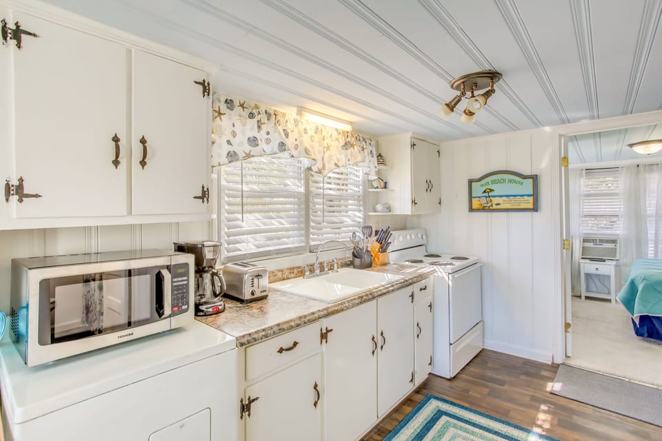 Kitchen | Refrigerator | Dishware/Flatware Provided | Coffee Maker