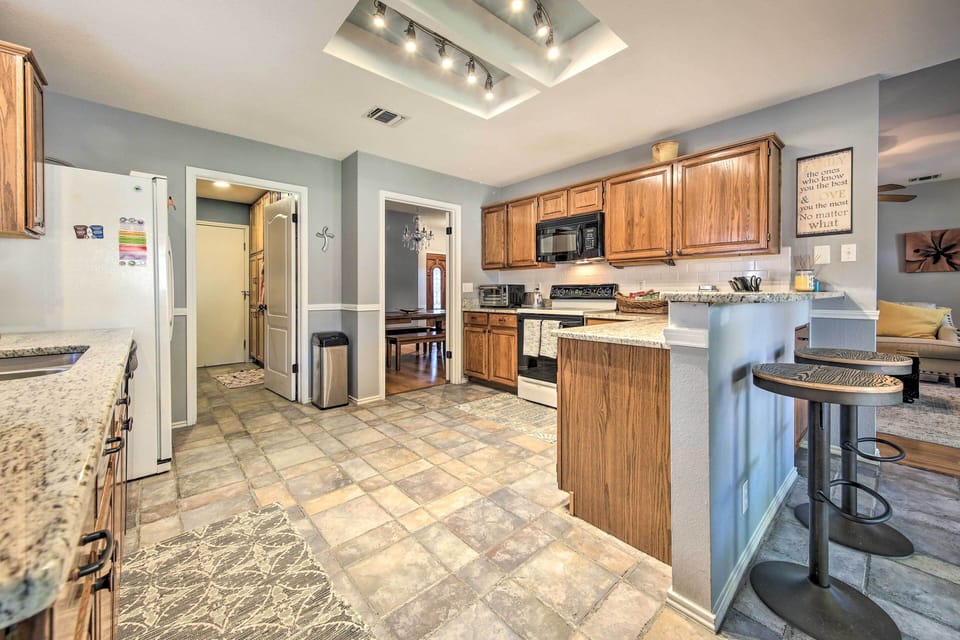 Fully Equipped Kitchen | Breakfast Bar
