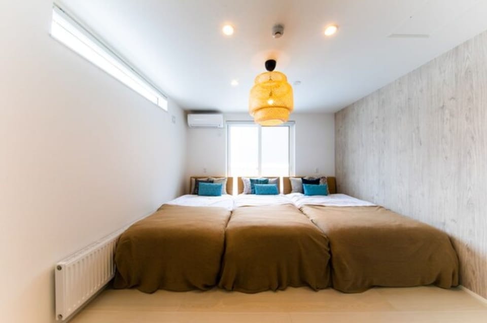 [Room C] Spacious bedroom. *Cushion is an image.