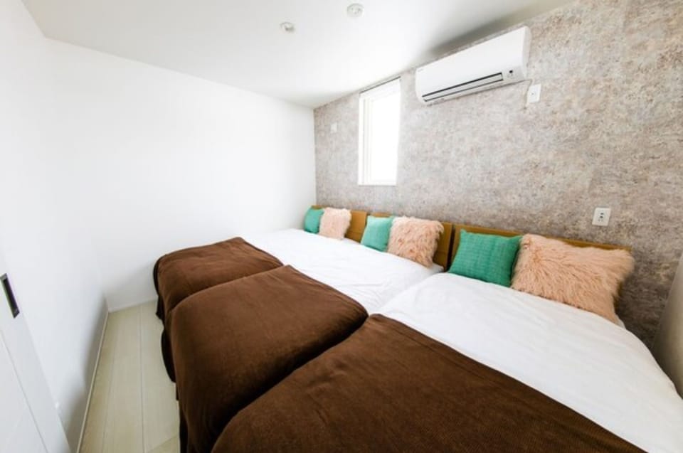 [Room C] Spacious bedroom. *Cushion is an image.