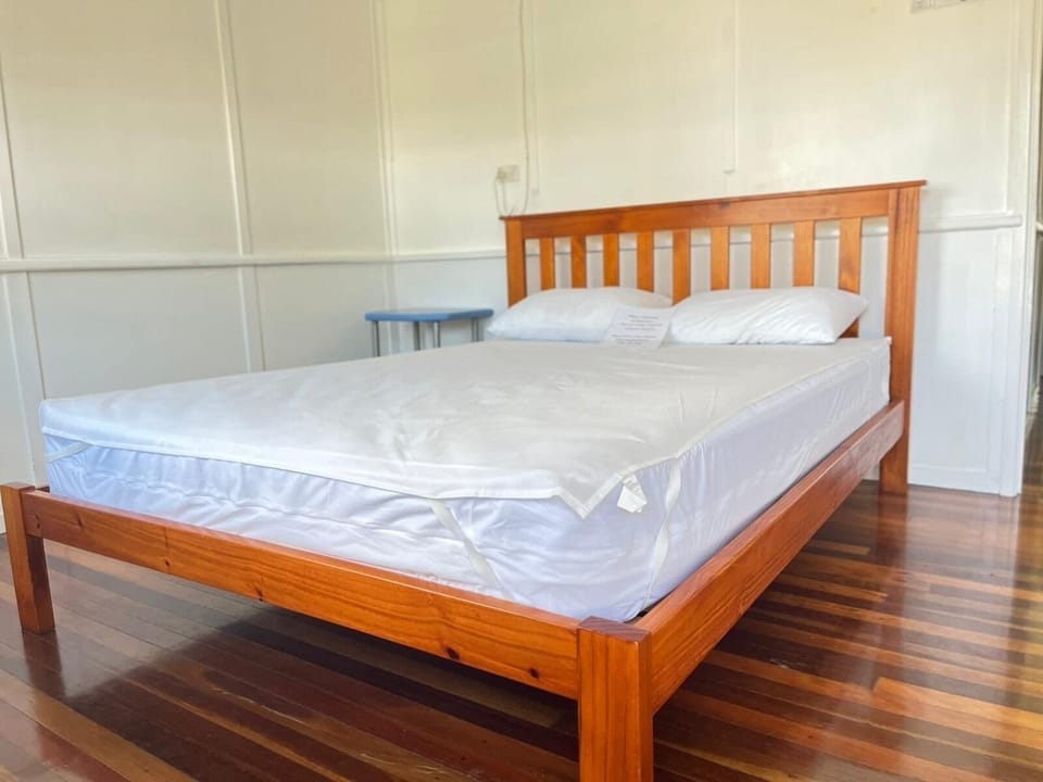 Bedroom 1 (Queen Bed)