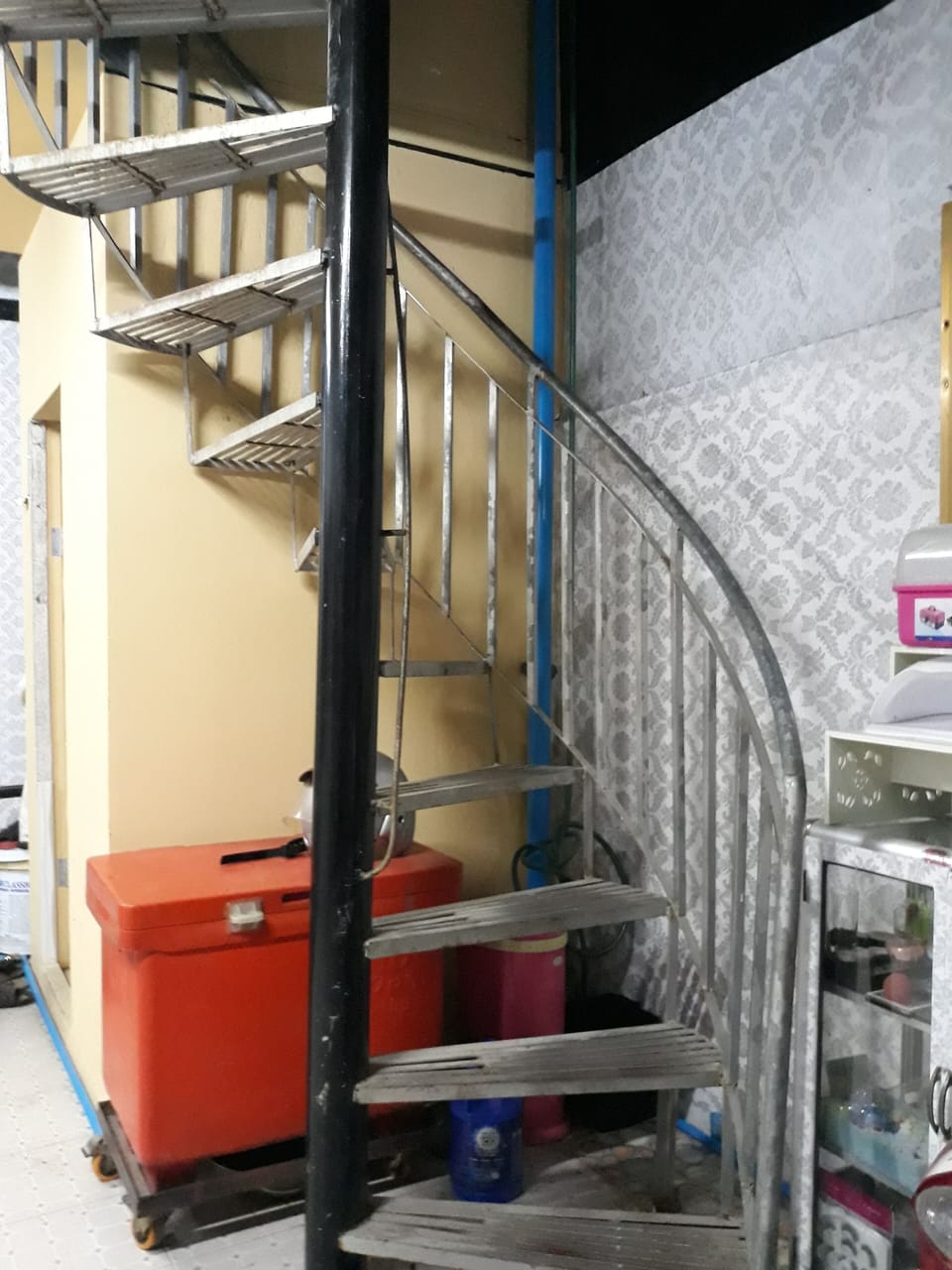 A spiral staircase for guest in 24 hours . 