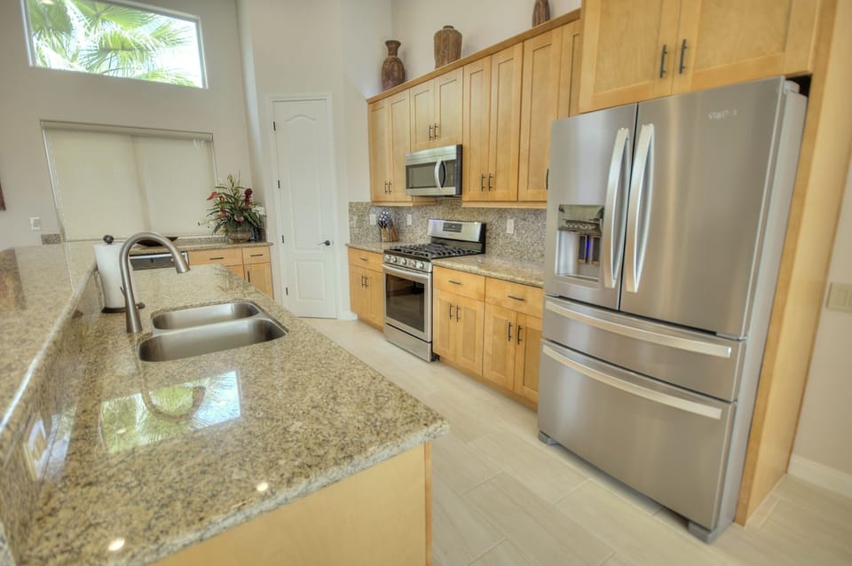 Fully equipped kitchen with breakfast bar and stainless steel appliances