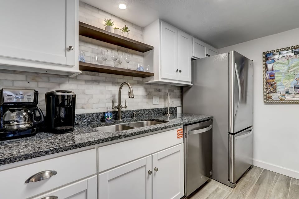 Fully Equipped Kitchen with Granite Countertops and Stainless Steel Appliances