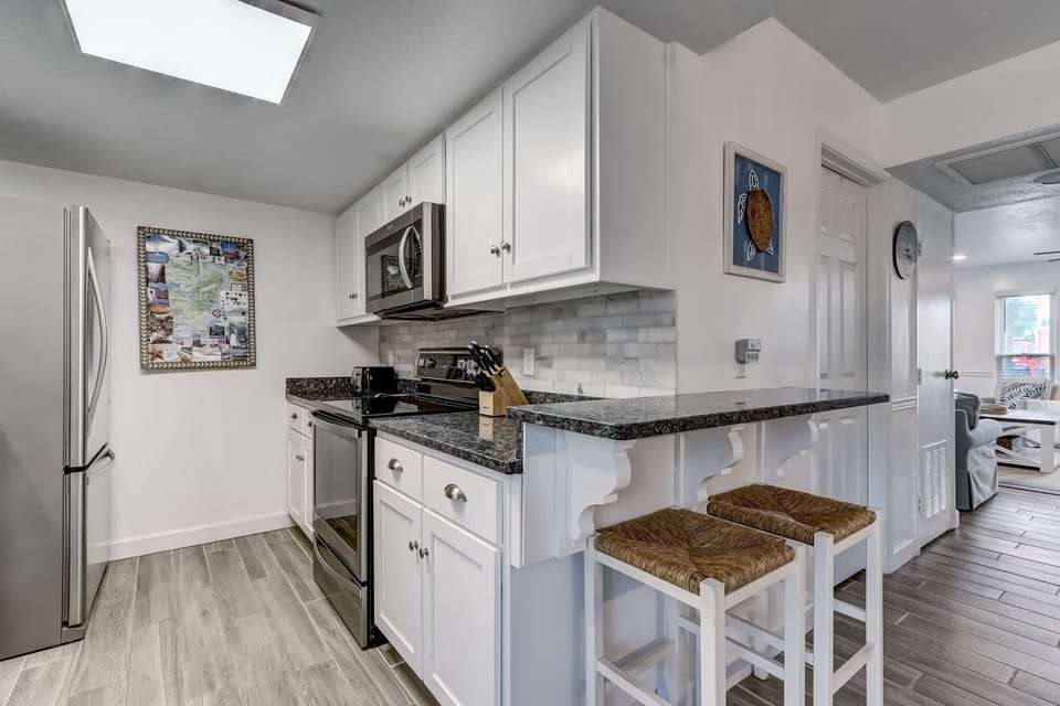 Fully Equipped Kitchen with Granite Countertops and Stainless Steel Appliances