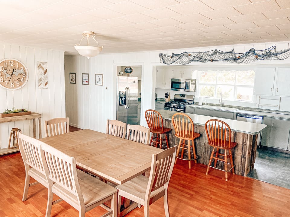 Spacious dining room and bar area