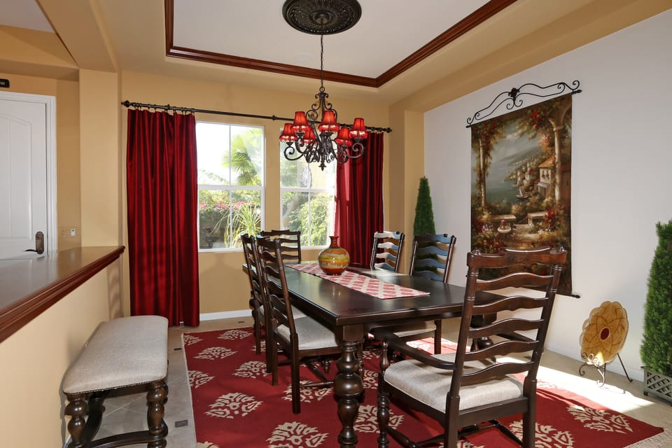 Dining Room (table easily seats 8)