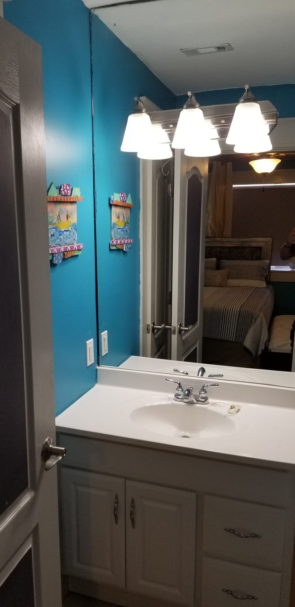 Guest bathroom with Shower/Tub combo