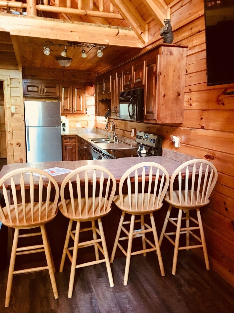 Open area to kitchen with extra seating 
