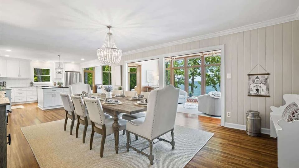 Dining room in main floor for family dinners and views of the lake