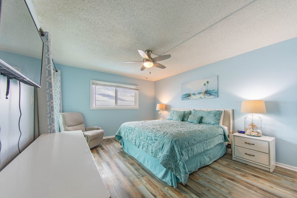 Gulf front Master Bedroom King Bed