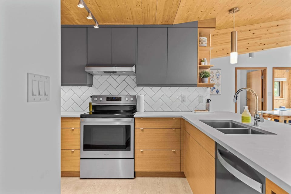 Cooking could never be a chore in this amazing kitchen. Full size appliances make life a breeze, perfect for a Christmas, Easter or Thanksgiving celebration