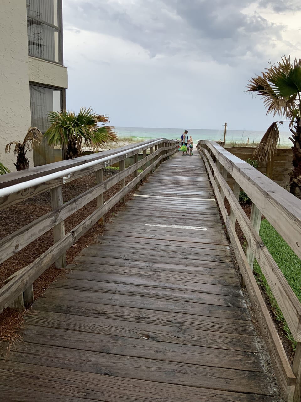 Completely flat boardwalk - No steps