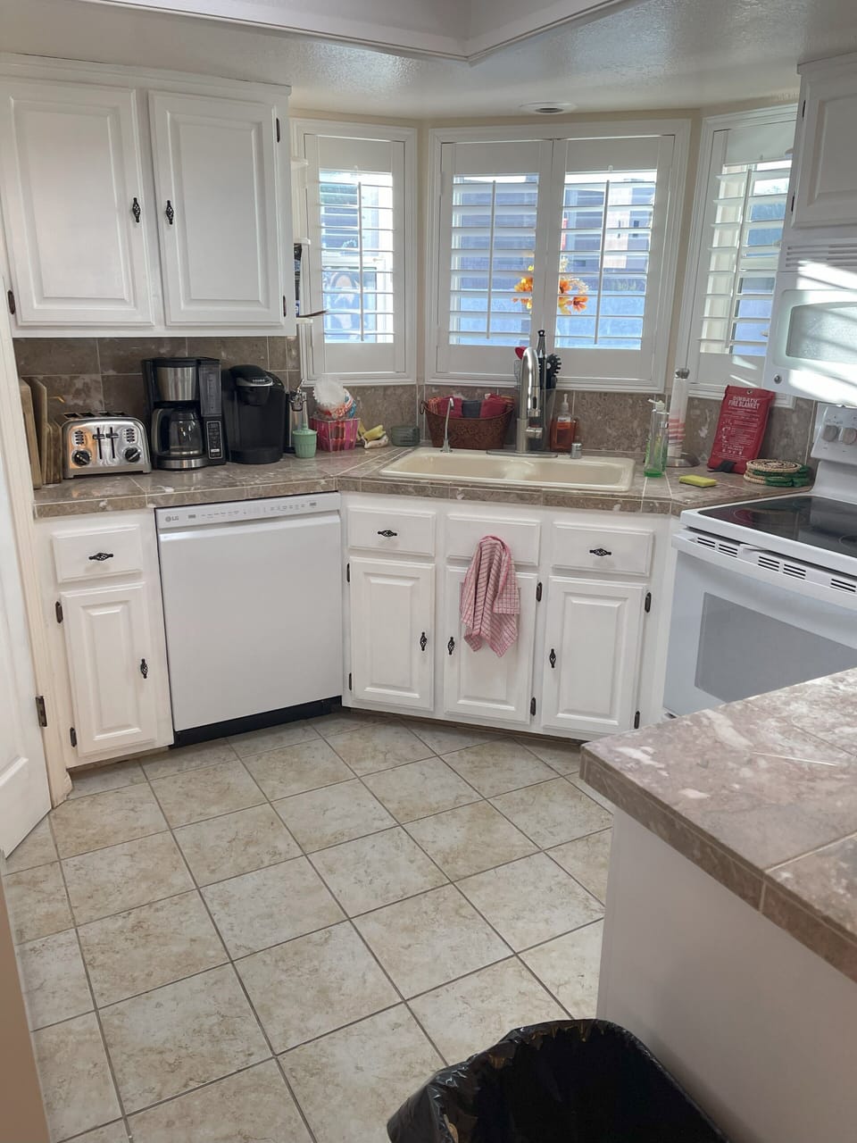 Kitchen all new appliances, dishes, platters for 20+ guests