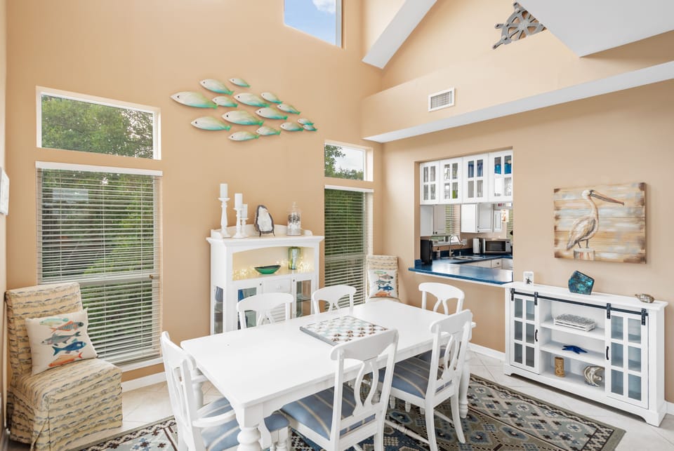 Dining Room, Seats 6+, 20ft Ceiling with Ceiling Fans