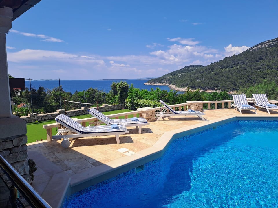 Sea view, swimming pool