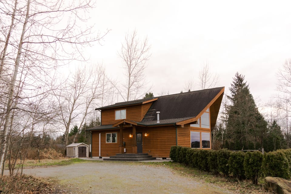 Entire chalet, w/ horseshoe driveway for several cars and easy exit.