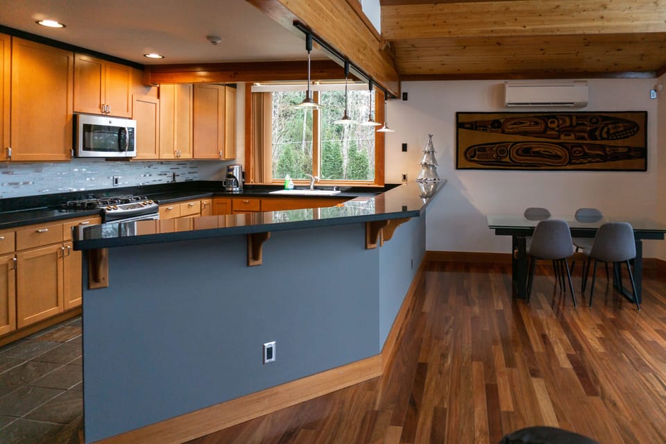 Kitchen peninsula and dinning room table