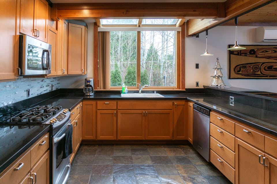 Full Kitchen with all your cooking needs!