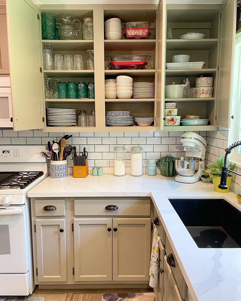 Fully stocked. Crockpot, instant pot, air-fryer, blender, toaster, and more.
