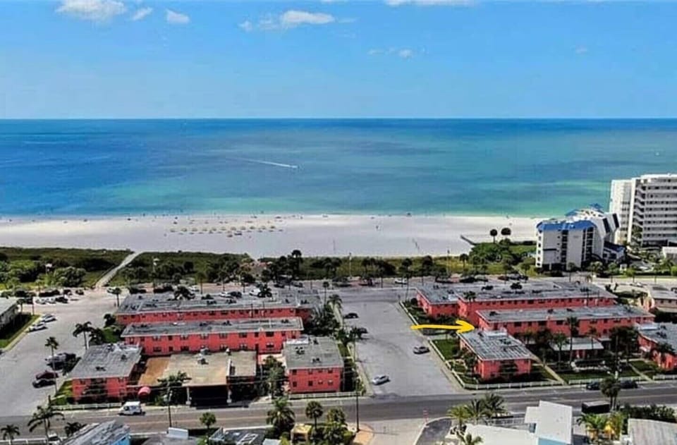 Great Location! Private Deck Steps from the beach. Food and entertainment nearby