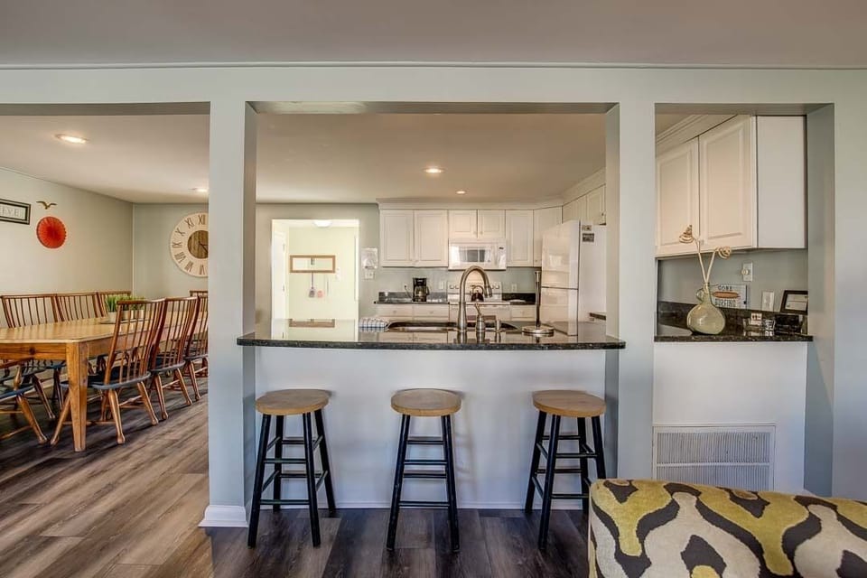Mid-Level Kitchen with Bar (seats 3)