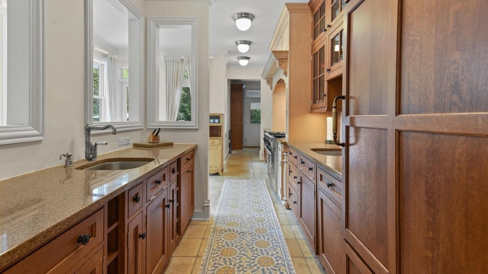 Butler's pantry adjoining the kitchen