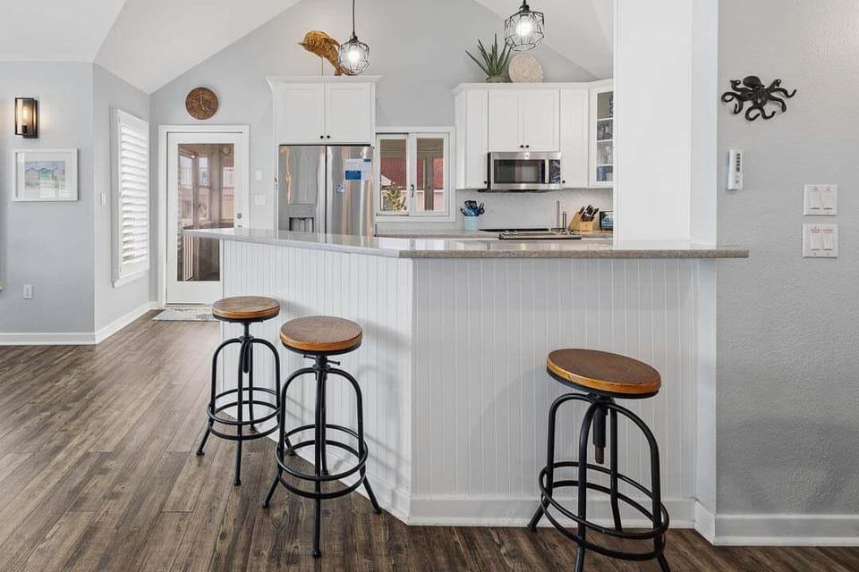 Top-Level Kitchen with Bar (seats 4)