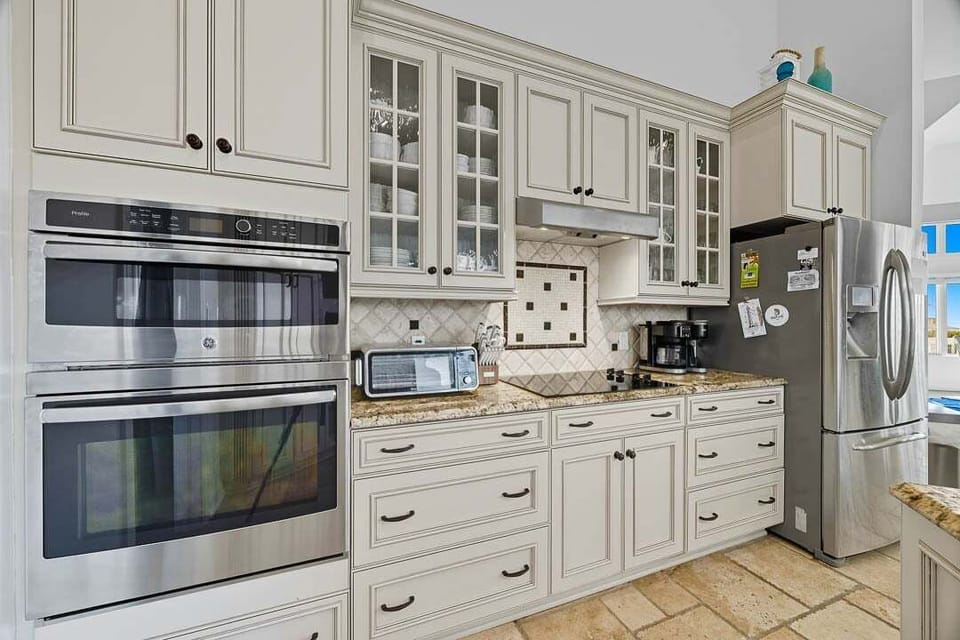 Top-Level Kitchen with Bar (seats 4)