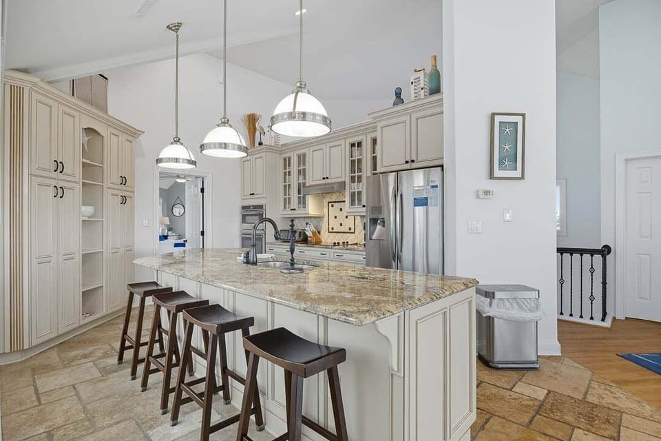 Top-Level Kitchen with Bar (seats 4)