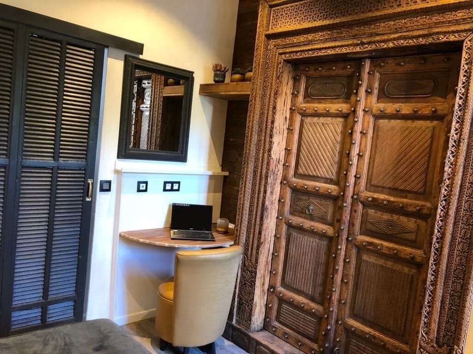 Petit coin bureau chambre principale/ Little desk corner main bedroom 