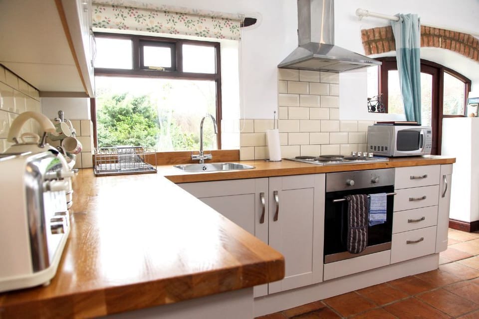 Full kitchen with fan oven, 4 plate ceramic hob, dishwasher and fridge-freezer. 