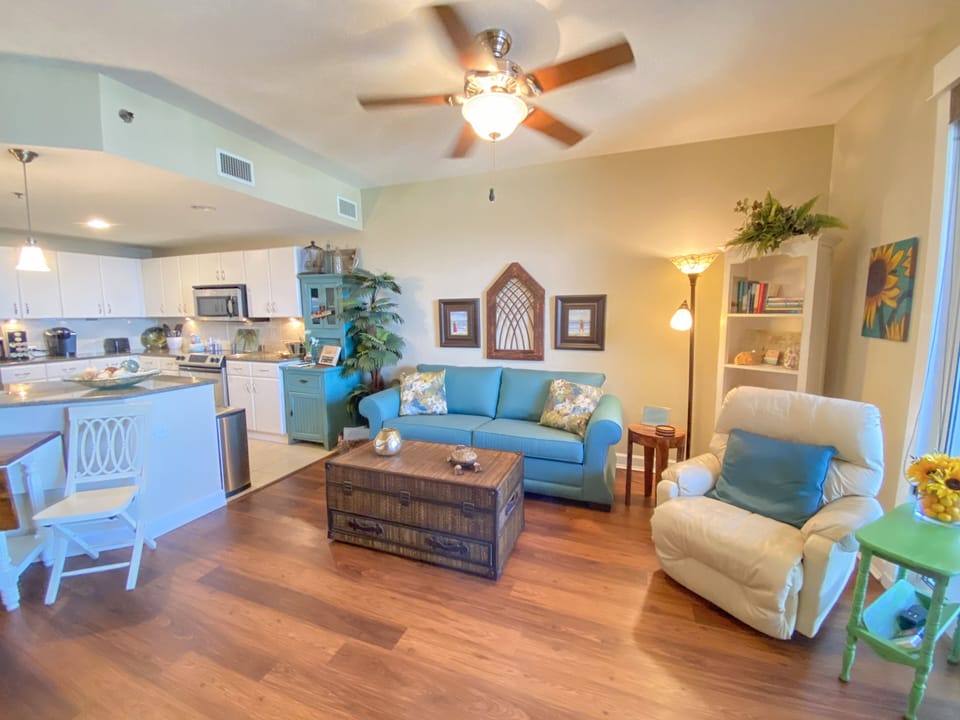 Spacious living room & kitchen
