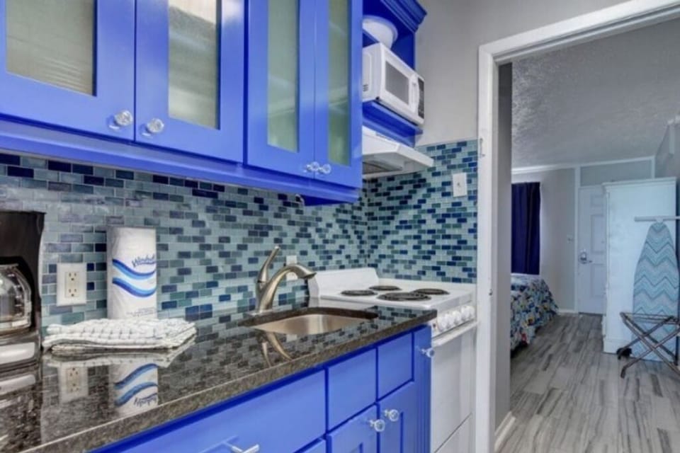 Granite Top Fridge /Mircro Wave BRING FOOD
