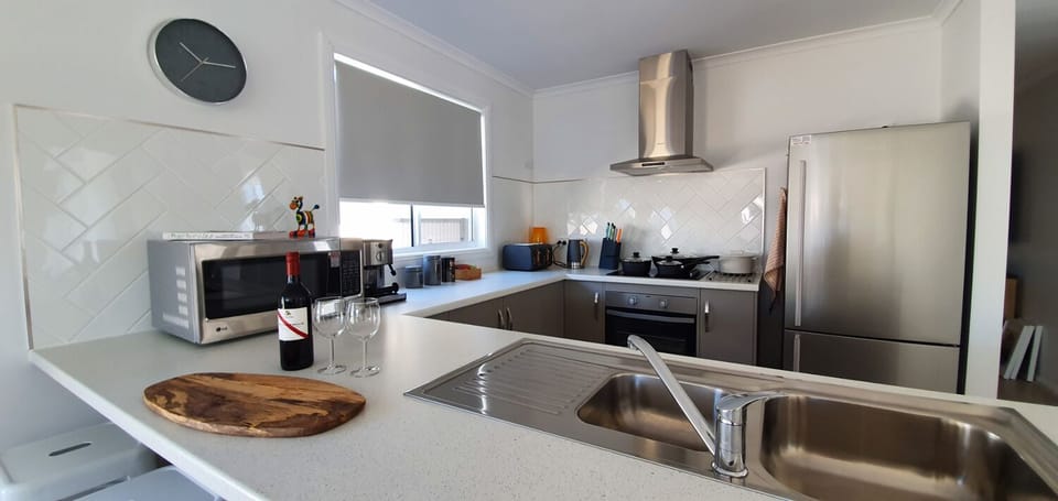 Fully Equipped Kitchen with Breakfast Bar