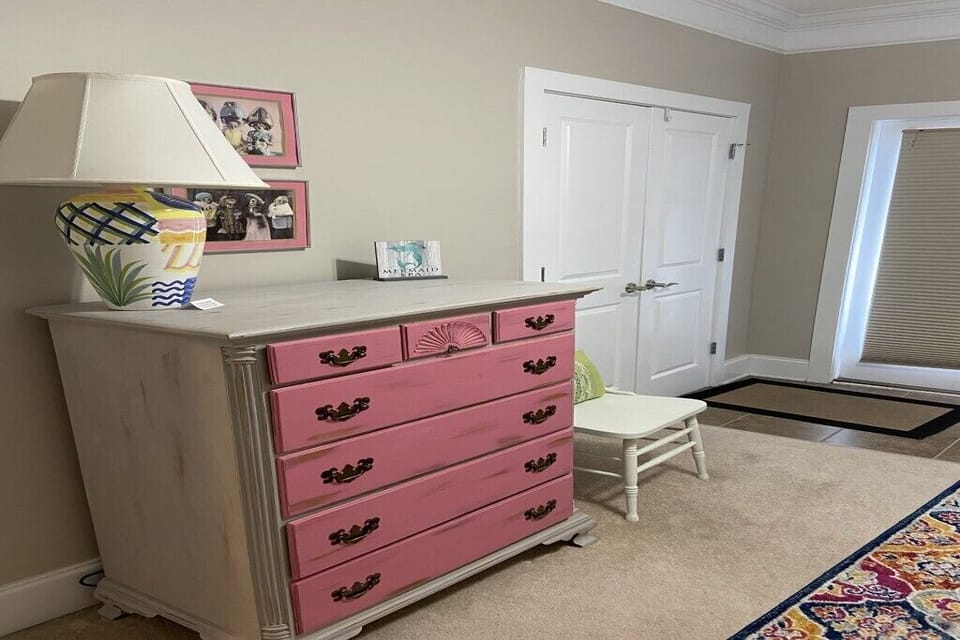 Cute Guest room with Double Closet.