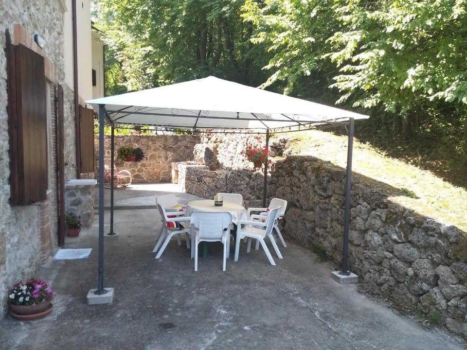External view of the building. Private courtyard of about 70 square meters, with barbecue and other garden furnishings