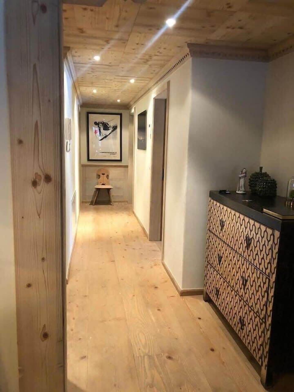 the hallway from the entrance to the bedrooms 